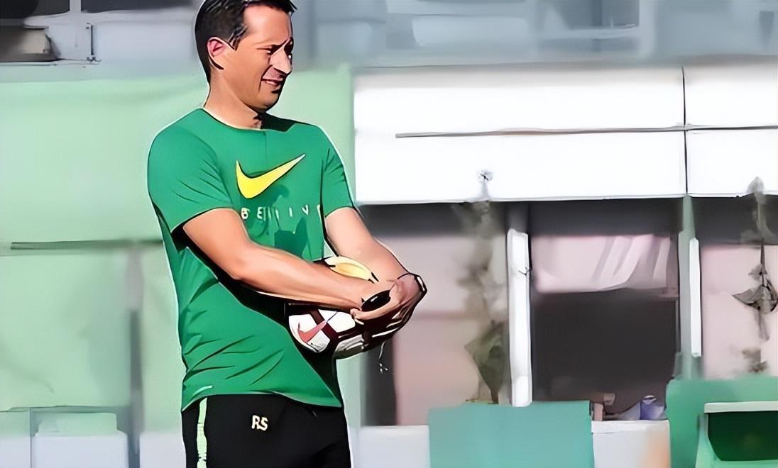 官网资讯-斯卢茨基亮相申花新赛季出征仪式，已发声做出重要决定，赢得点赞